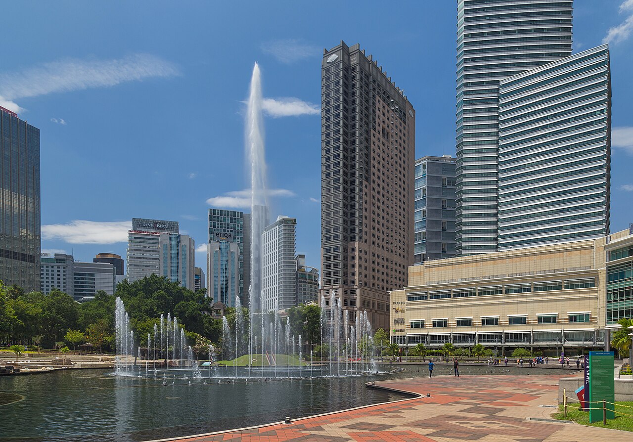 Free Things to Do in Malaysia: The Ultimate Budget-Friendly Guide — 2016 Kuala Lumpur, Park KLCC, Fontanna na jeziorze Symphony (04)