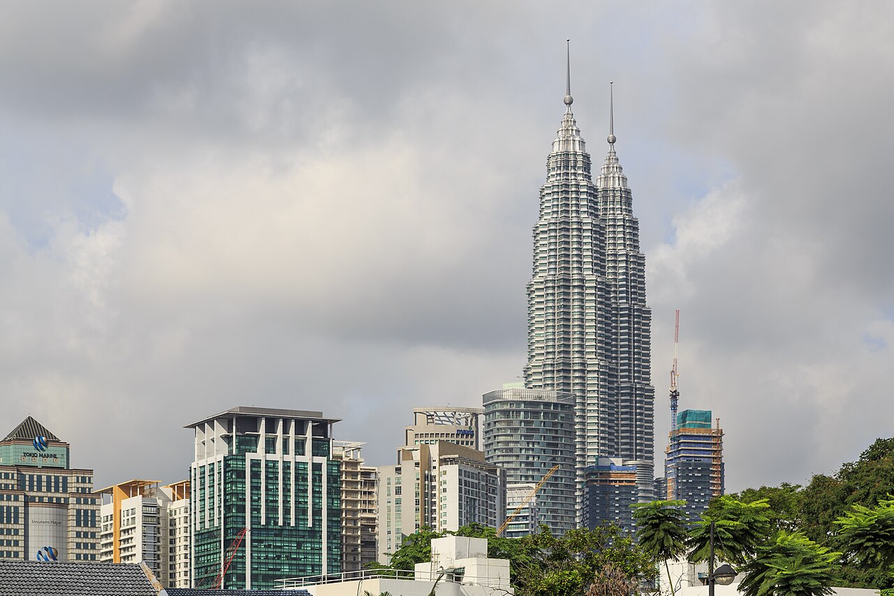 Petronas Twin Towers and the Kuala Lumpur skyline, a starting point for every kind of Malaysia trip